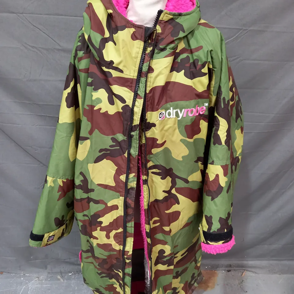 DRY ROBE IN CAMO WITH PINK LINING - SMALL