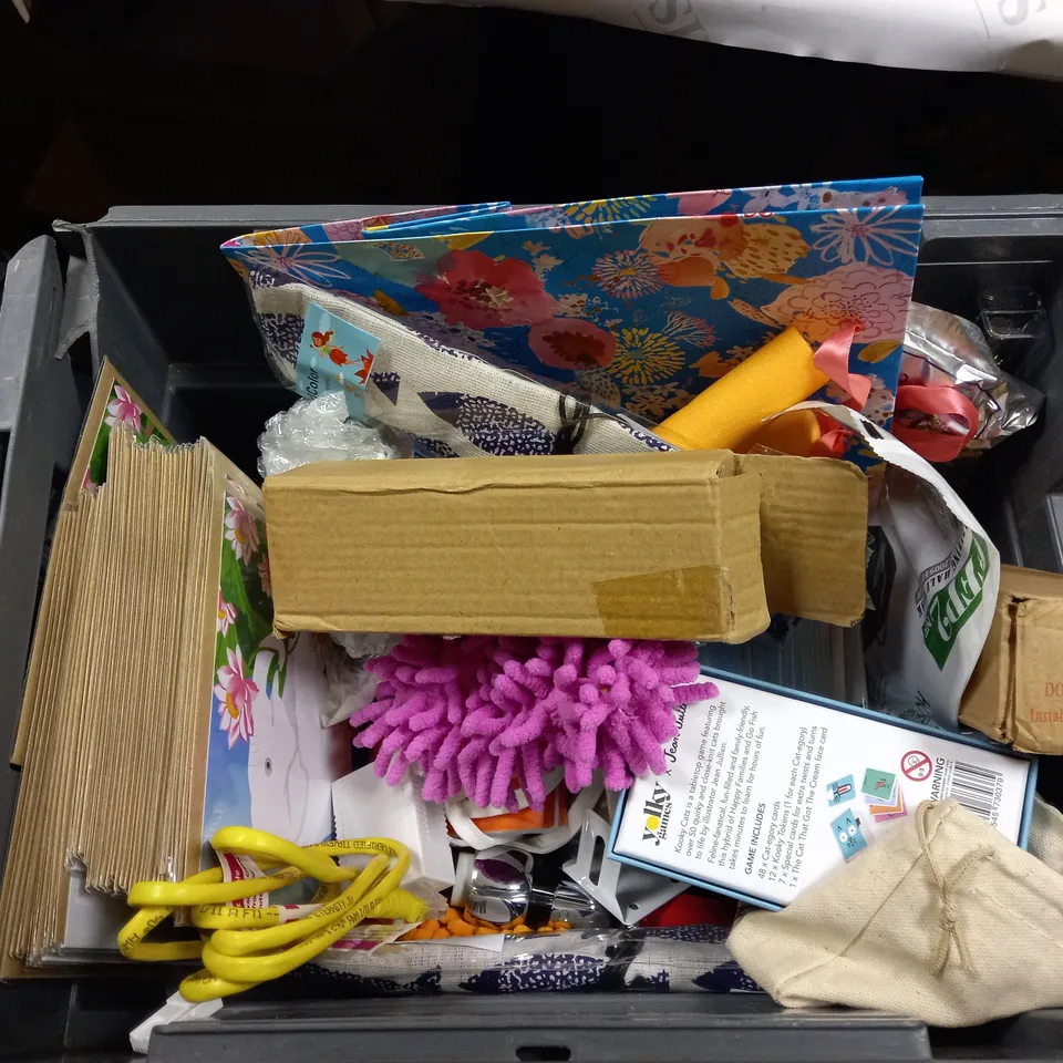 LOT OF APPROX 20 HOUSEHOLD ITEMS TO INCLUDE A MEMO BOOK, MEASURING TAPE AND ELEPHANT CARDS