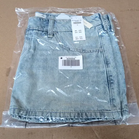 BAGGED HOLLISTER LOW-RISE PINK SHOELACE CAMO MINI SKORT IN LIGHT BLUE - SIZE 10