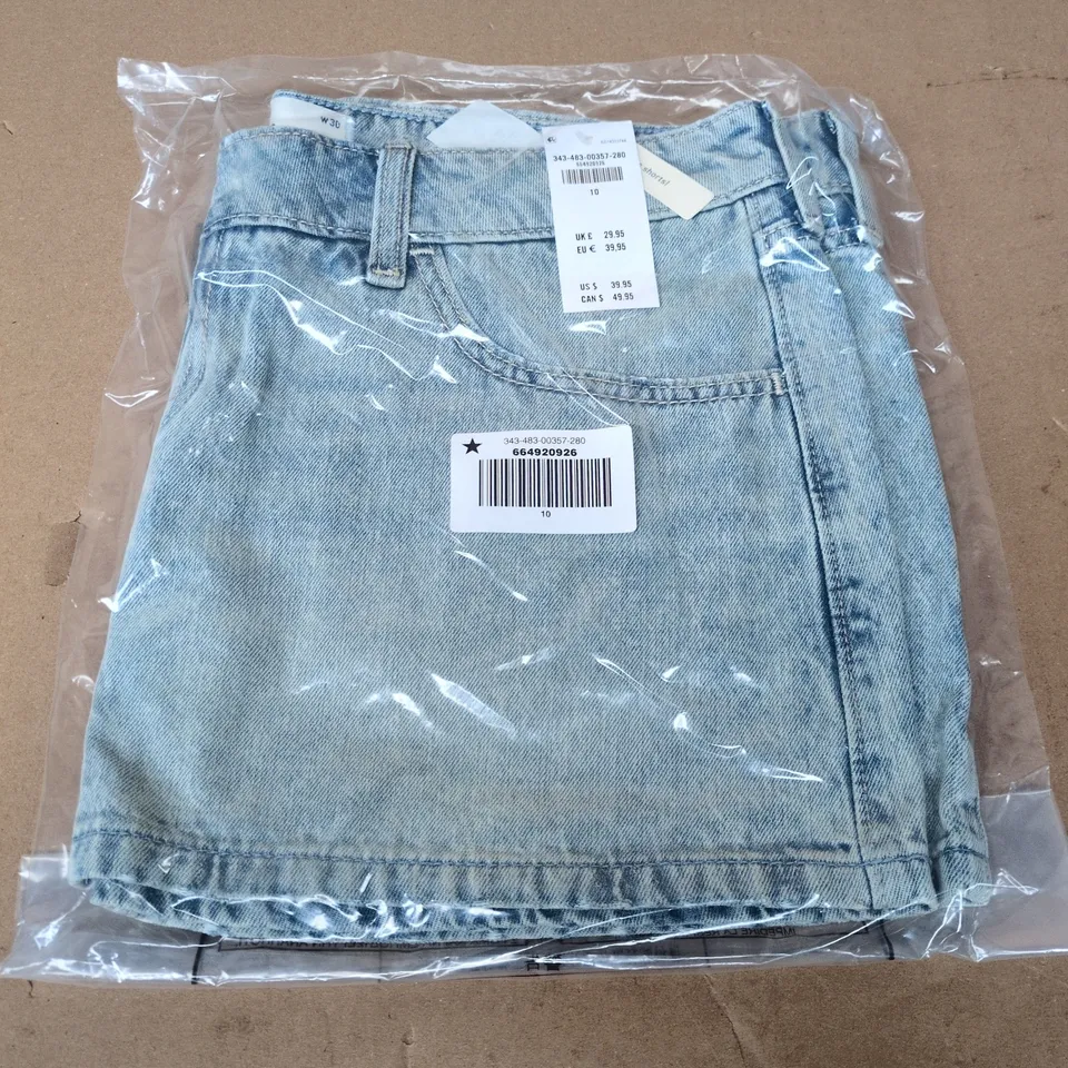 BAGGED HOLLISTER LOW-RISE PINK SHOELACE CAMO MINI SKORT IN LIGHT BLUE - SIZE 10