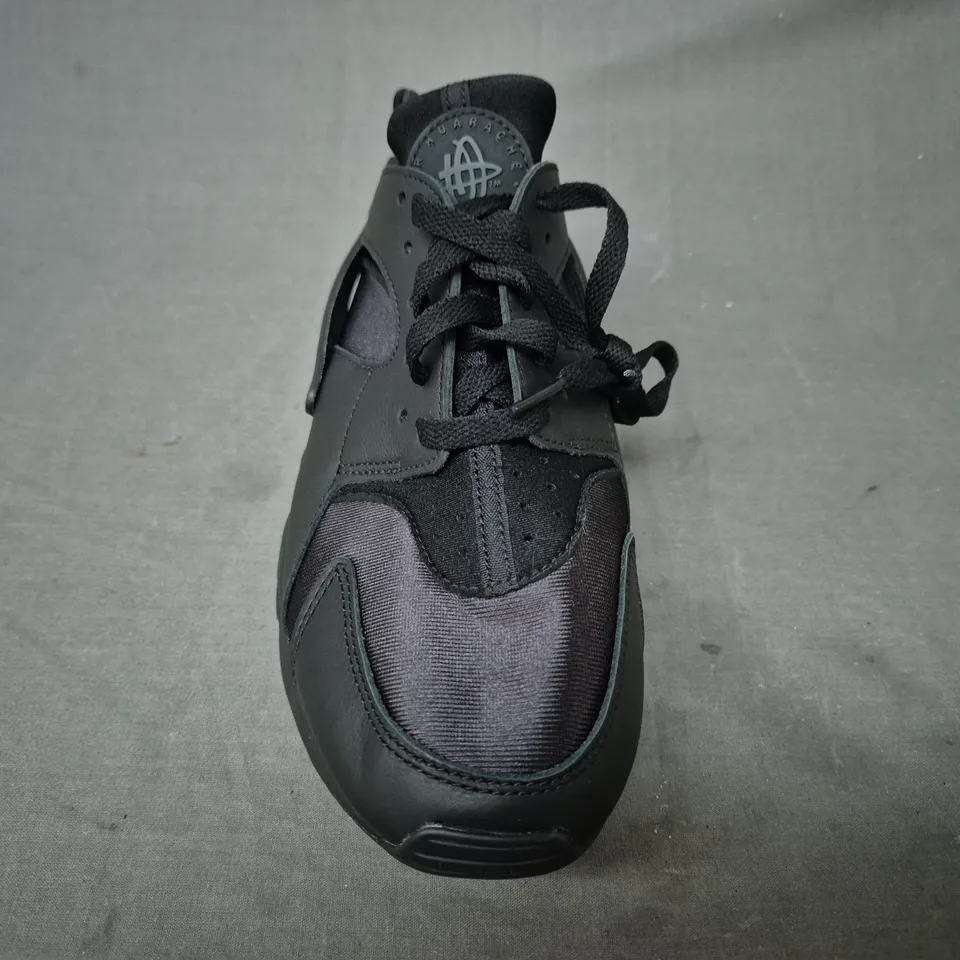 BOXED PAIR OF NIKE AIR HUARACHE SHOES IN BLACK UK SIZE 9