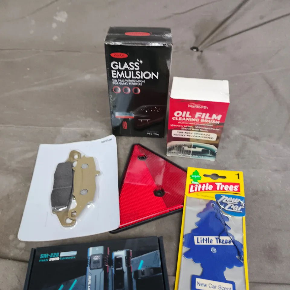 APPROXIMATELY 10 ASSORTED VEHICLE PARTS/ACCESSORIES TO INCLUDE BICYCLE LIGHTS, REFLECTIVE TRIANGLE, GLASS EMULSION ETC 