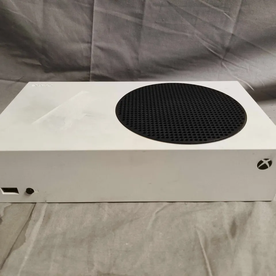 XBOX SERIES S GAMES CONSOLE IN WHITE - MODEL 1883 (CONSOLE ONLY)