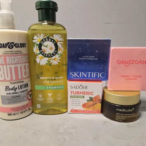 APPROXIMATELY 15 ASSORTED HEALTH & BEAUTY ITEMS TO INCLUDE - GLAD 2 FLOW PERFECT COVER CUSHION , SKIN TIFIC ULTRA COVER POWERDER FOUNDATION ETC