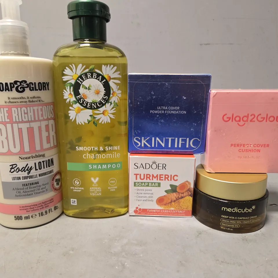 APPROXIMATELY 15 ASSORTED HEALTH & BEAUTY ITEMS TO INCLUDE - GLAD 2 FLOW PERFECT COVER CUSHION , SKIN TIFIC ULTRA COVER POWERDER FOUNDATION ETC