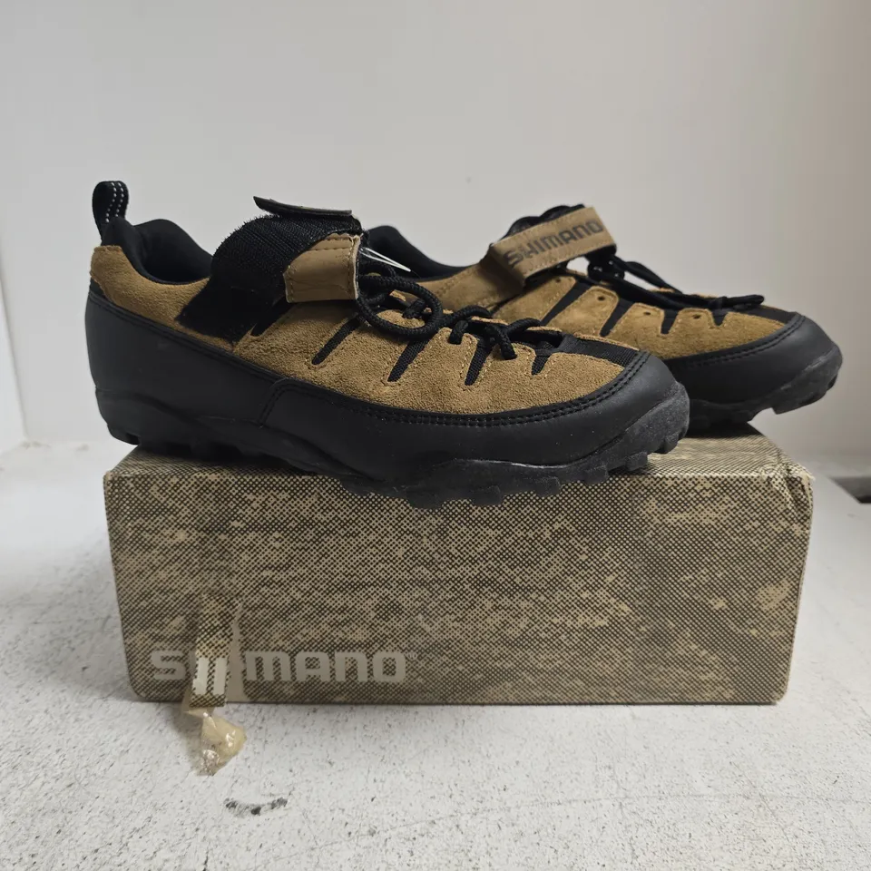 BOXED PAIR OF SHIMANO OFF ROAD SHOES IN BEIGE SIZE EU 43
