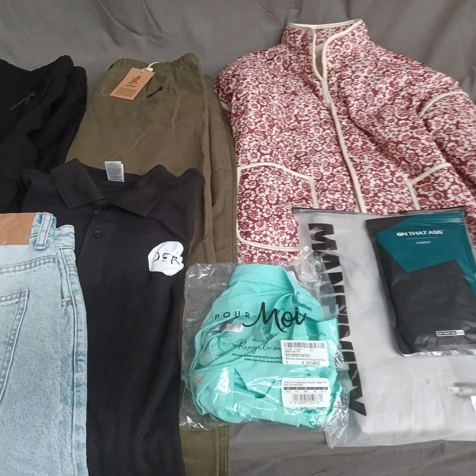 LARGE QUANTITY OF ASSORTED CLOTHING ITEMS TO INCLUDE MOUNTAIN, GRAMICCI AND ON THAT ASS