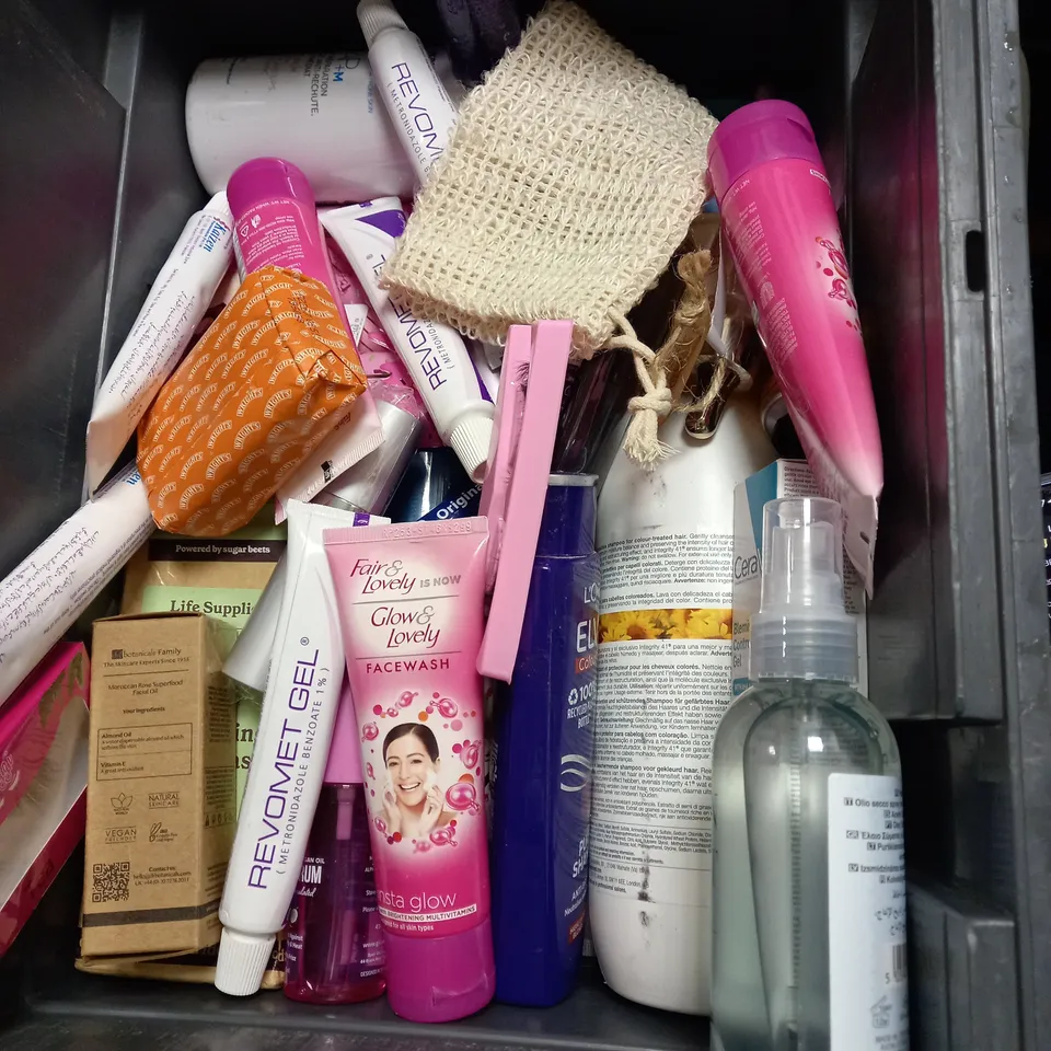 LOT OF HOUSEHOLD ITEMS TO INCLUDE LUSH BATH BOMB , ETC