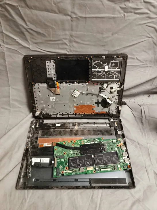 Lot 1973: DELL LAPTOP – OPEN CHASSIS WITH INTERNAL PCB EXPOSED (PARTS ...