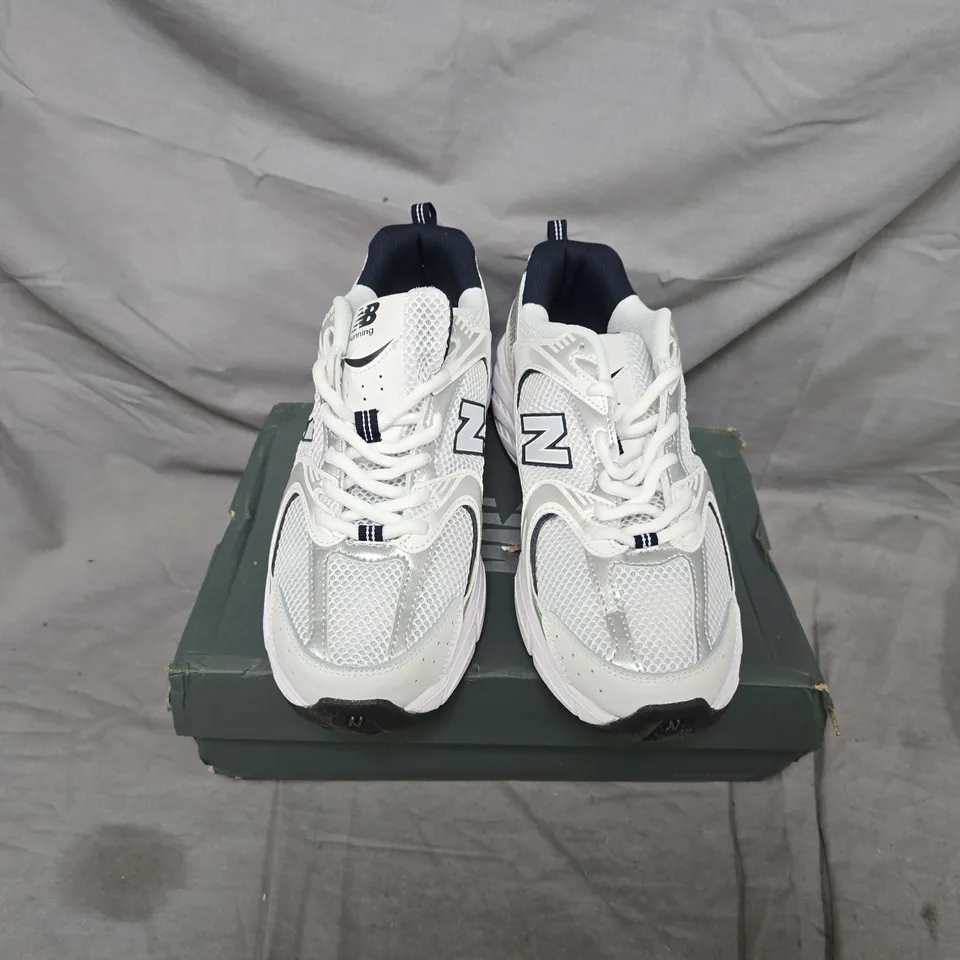 BOXED PAIR OF NEW BALANCE 530 ABZORB TRAINERS IN SILVER/WHITE - UK 7.5