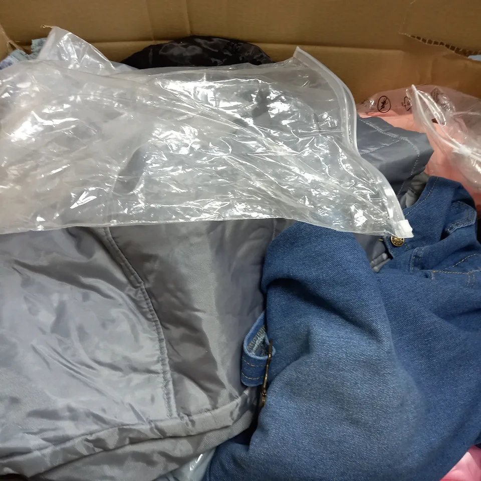 BOX OF APPROXIMATELY 22 ASSORTED CLOTHING ITEMS TO INCUDE - JUMPER , JEANS , DRESS ETC
