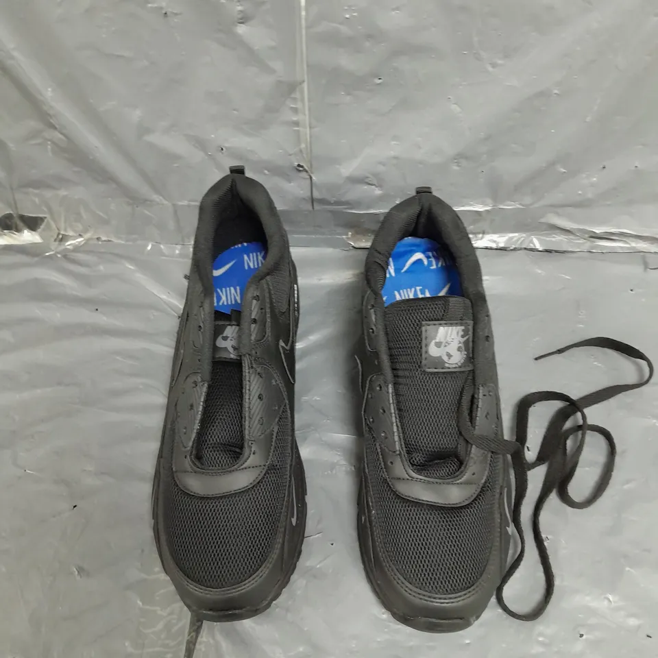 UNBOXED PAIR OF NIKE AIRMAX IN BLACK SIZE UK 8 