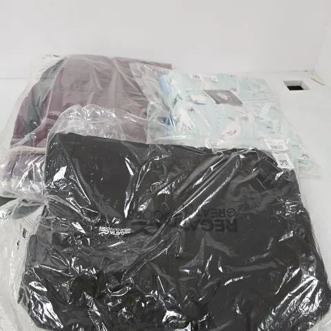 APPROXIMATELY 17 ASSORTED BRAND NEW REGATTA CHILDRENS CLOTHING ITEMS IN VARIOUS SIZES, STYLES & COLOURS TO INCLUDE FRELTON JACKET, HIGHTON JACKET ETC 