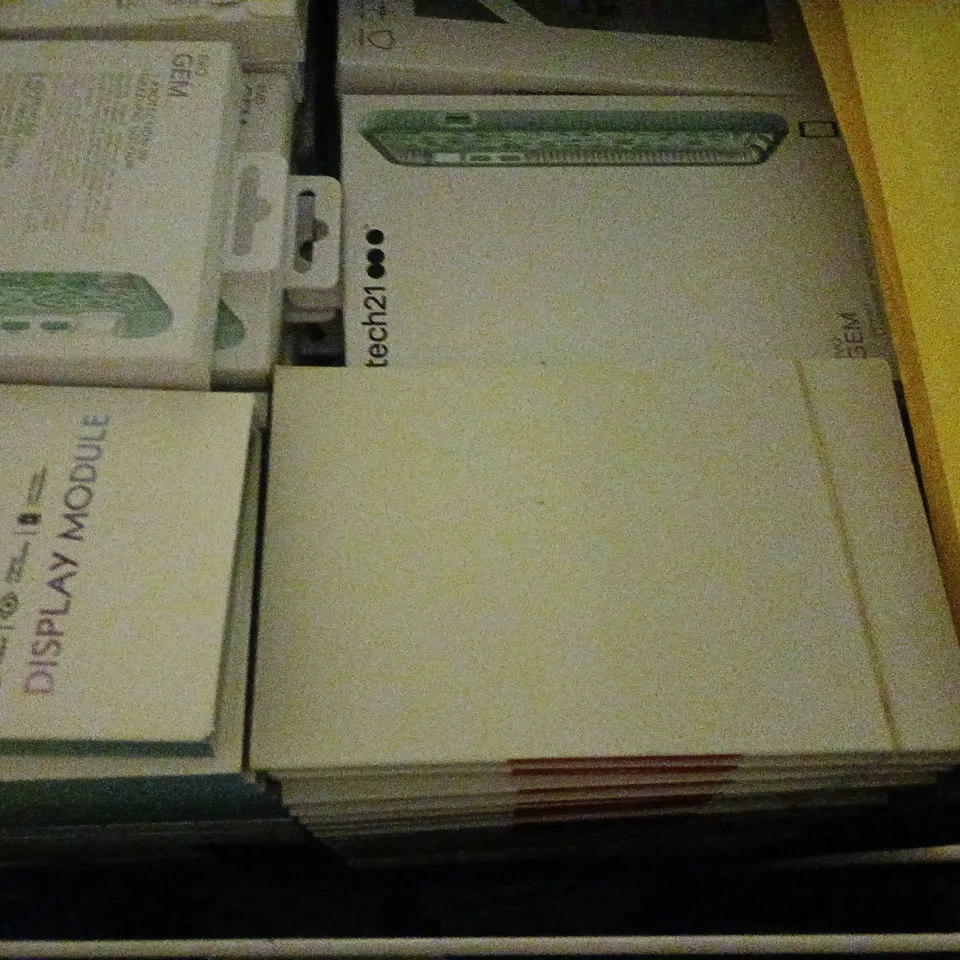 BOX OF APPROXIMATELY 100 ASSORTED ITEMS TO INCLUDE - SCREEN ASSEMBLY , MACBOOK PRO A1502 SCREEN REPLACEMENT , TECH21 EVO EDGE ETC - COLLECTION ONLY 