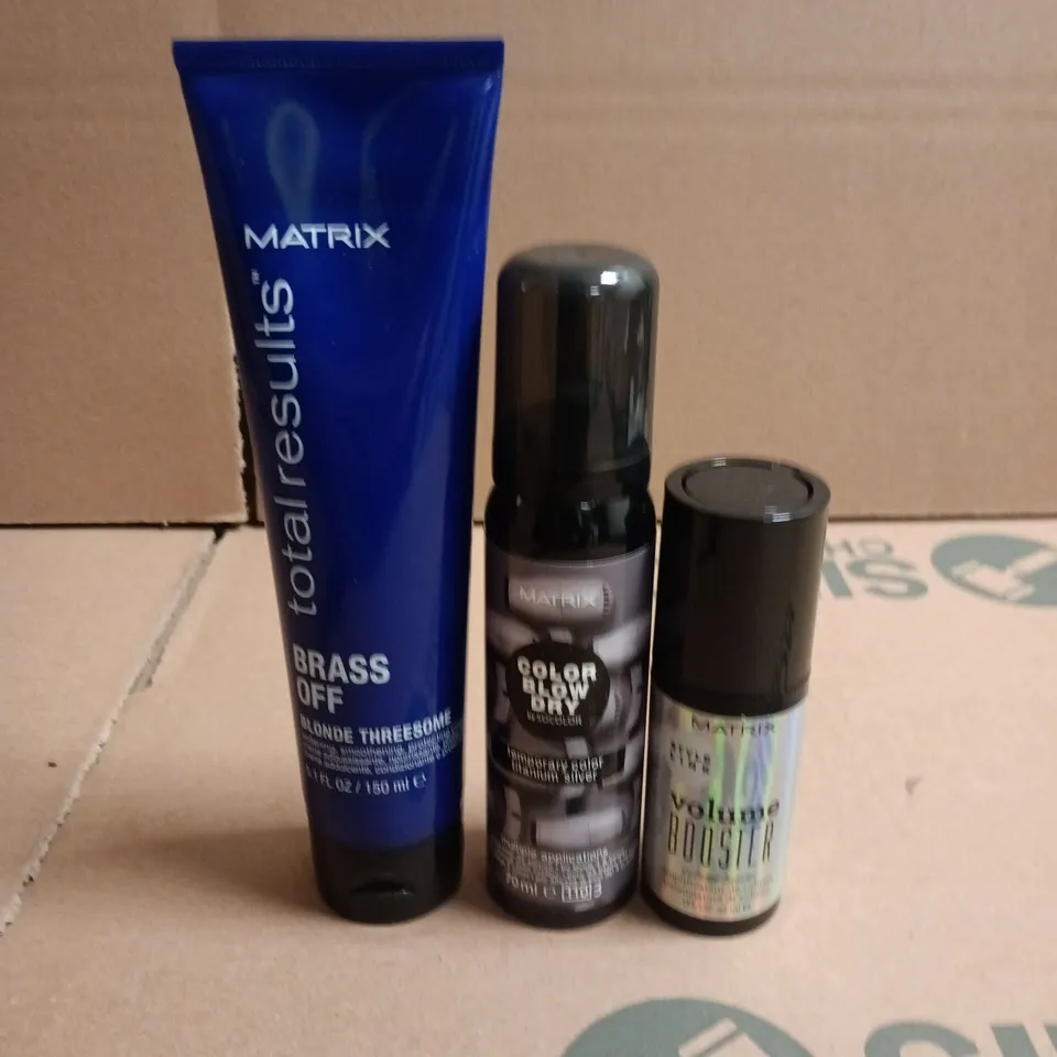 BOX OF APPROXIMATELY 50 MATRIX HAIRCARE PRODUCTS TO INCLUDE BRASS OFF PROTECTING CREAMS, TEMPORARY COLOUR SPRAYS AND VOLUME BOOSTERS