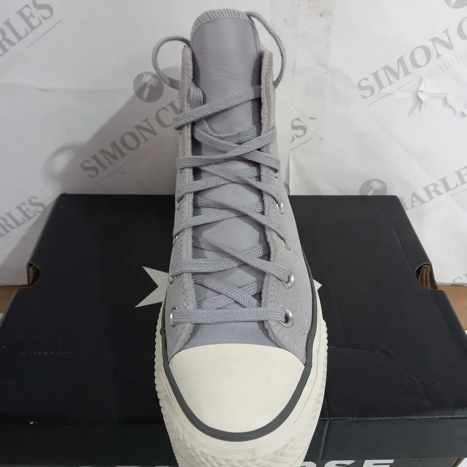 BOXED CONVERSE WOMENS CHUCK TAYLOR ALL STAR LIFT COZY UTILITY SHOES, IRON GREY - SIZE 6 