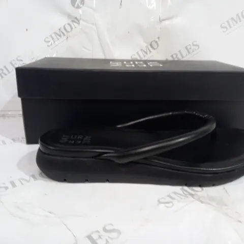 BOXED PAIR OF NATURALIZER SANDALS IN BLACK SIZE 7