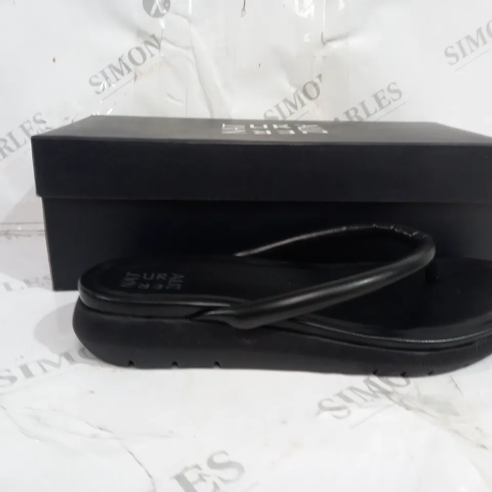 BOXED PAIR OF NATURALIZER SANDALS IN BLACK SIZE 7 