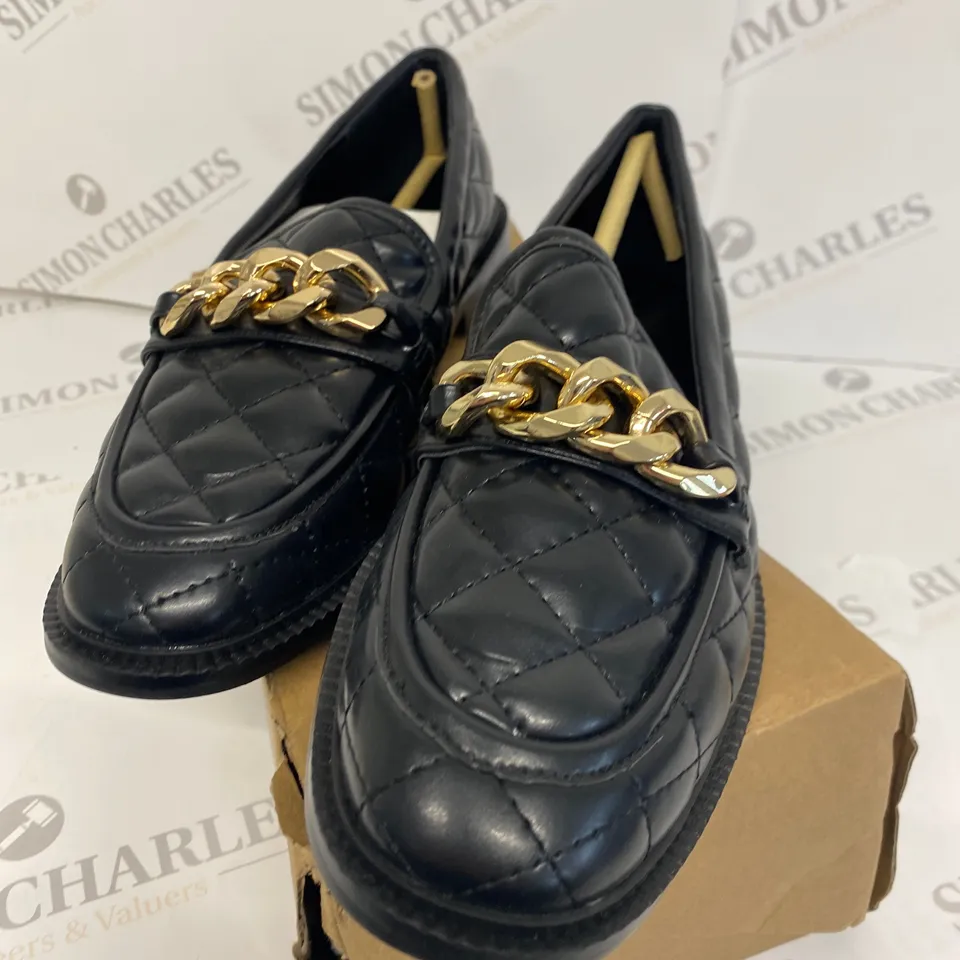 BOXED PAIR OF VERY BLACK SHOES SIZE 5 