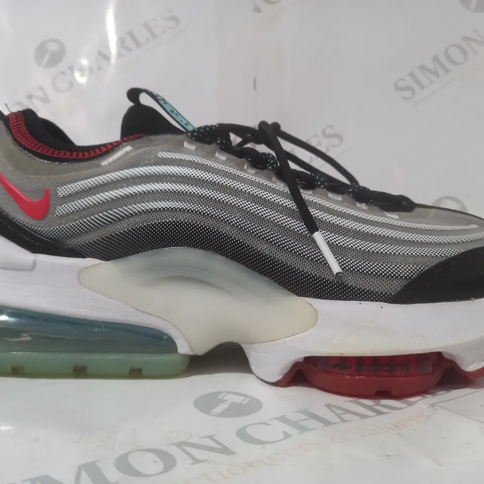 PAIR OF NIKE AIR ZM 950 SHOES IN GREY/BLACK/RED UK SIZE 8.5