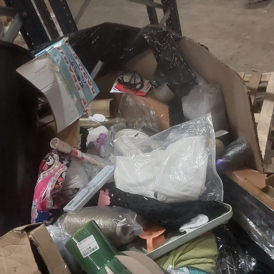PALLET CONTAINING A VERY LARGE QUANTITY OF ASSORTED ITEMS INCLUDING: CURTAIN POLE, VASE, PENS, SHOES ECT