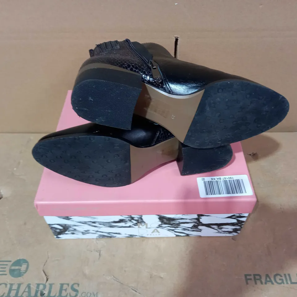 BOXED PAIR OF MODA IN PELLE BLACK BOOTS- SIZE 39