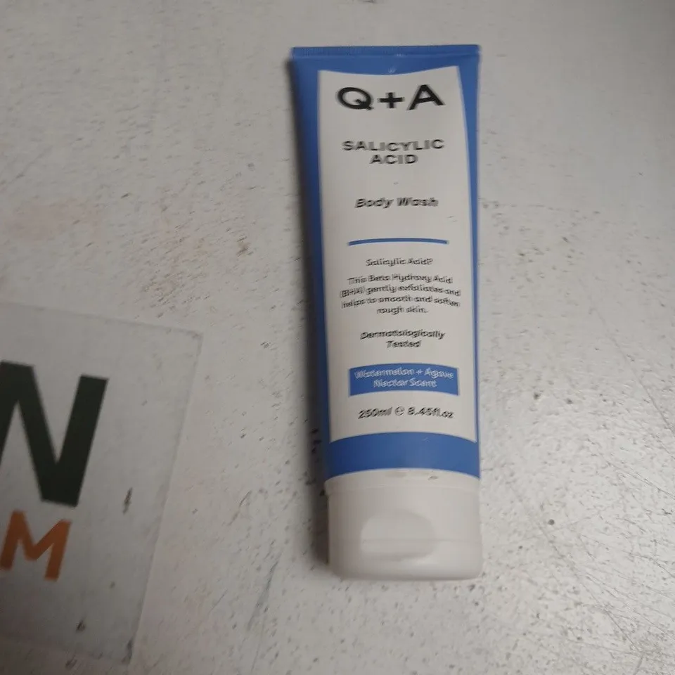 TOTE OF APPROXIMATELY 20 ASSORTED COSMETICS TO INCLUDE: Q+A BODY WASH