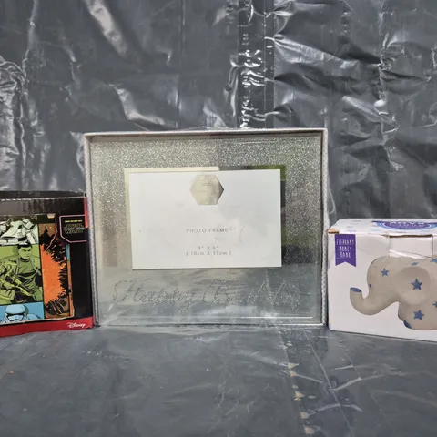 BOX OF APPROXIMATELY 10 ASSORTED HOUSEHOLD ITEMS TO INCLUDE STAR WARS MONEY BANK, ELEPHANT MONEY BANK, SILVER GLITTER PHOTO FRAME, ETC - COLLECTION ONLY