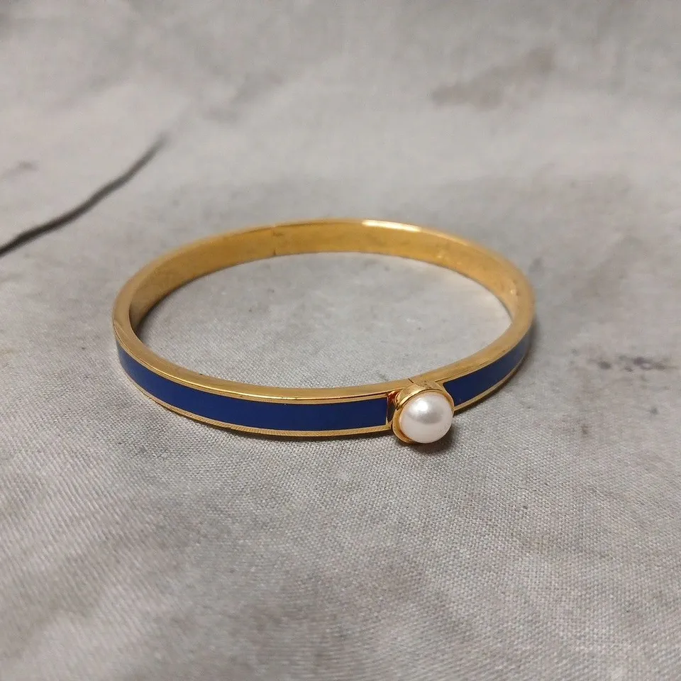 HALCYON DAYS BLUE ENAMEL BRACELET WITH PEARL ACCENT – GOLD TONE