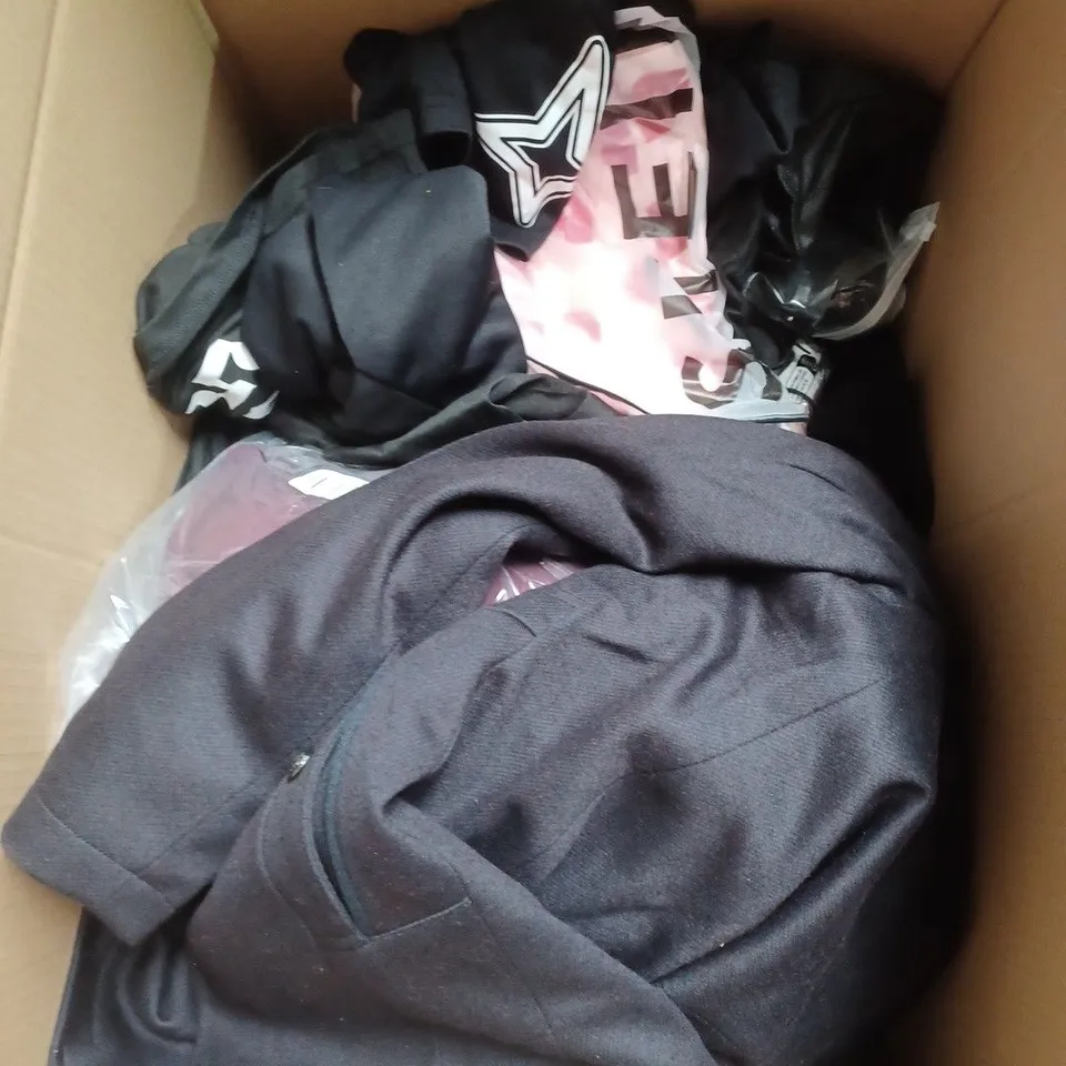 APPROXIMATELY 20 ASSORTED CLOTHING ITEMS IN VARIOUS SIZES AND STYLES TO INCLUDE - DRESS, TRACKSUIT, SHIRT, ETC - COLLECTION ONLY
