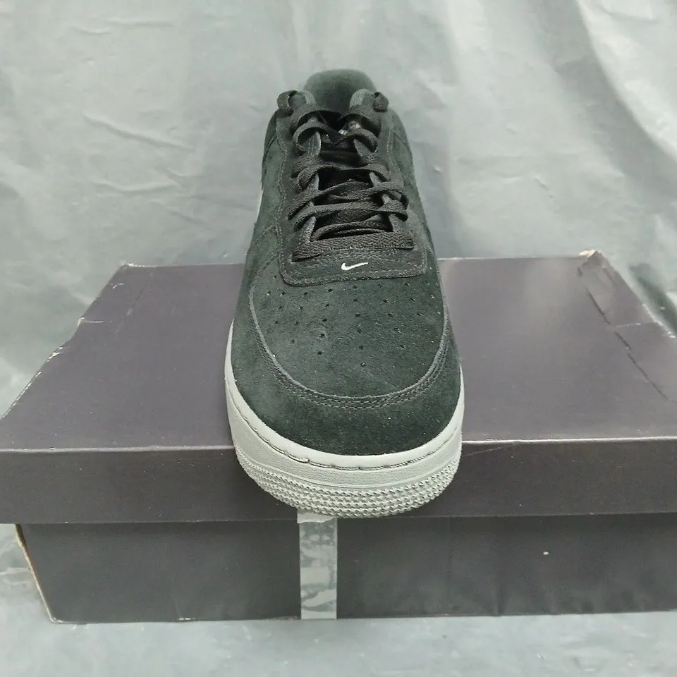 BOXED PAIR OF NIKE AIR FORCE 1 JEWEL SHOES IN BLACK/GREY SIZE UK 13