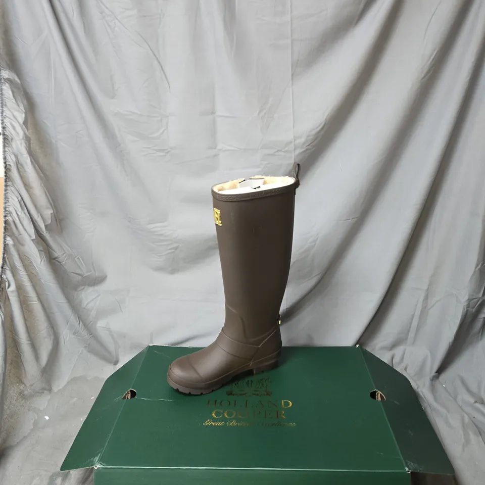 HOLLAND COOPER SHERPA LINED REGENCY WELLINGTON BOOTS – CHOCOLATE MATTE GOLD, UK 6