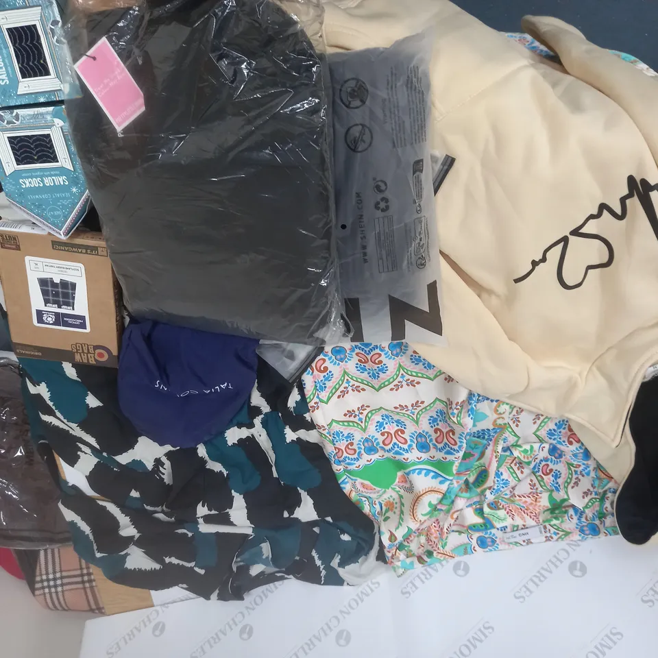 LARGE QUANTITY OF ASSORTED CLOTHING ITEMS TO INCLUDE PRETTYLITTLETHING, MNG AND SHEIN