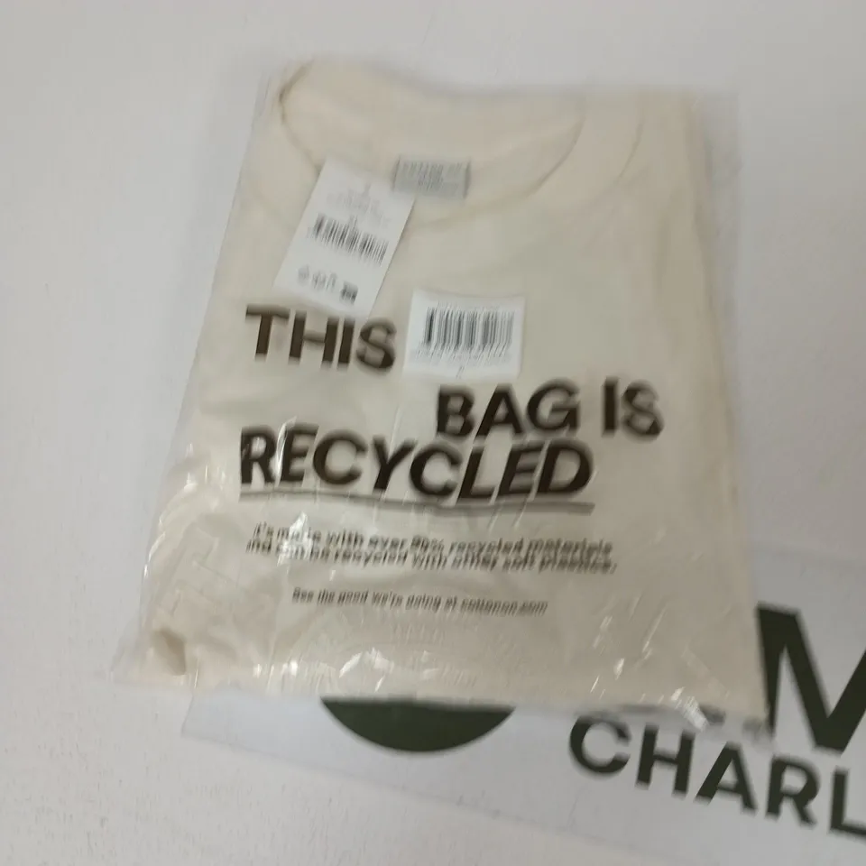 BOX OF APPROXIMATELY 15 ASSORTED CLOTHING ITEMS TO INCLUDE: BOX FIT COLLEGE T SHIRT 