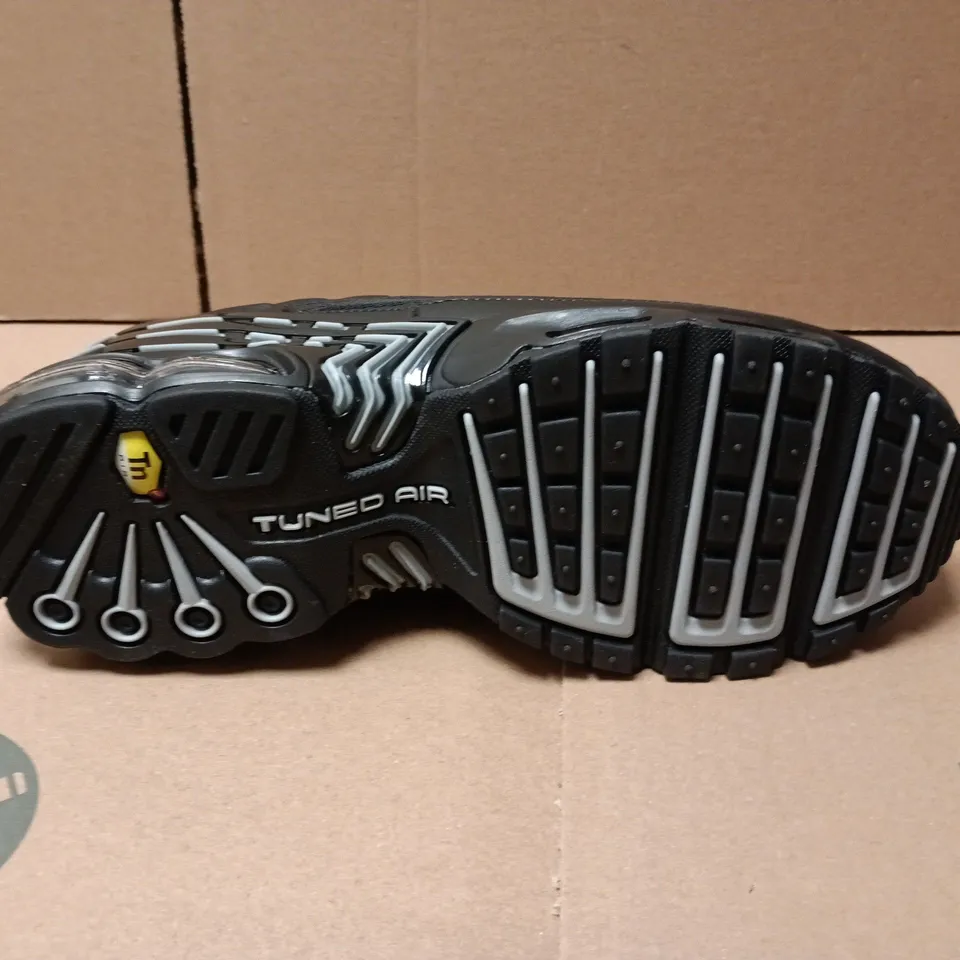 UNBOXED PAIR OF NIKE AIR MAX PLUS TRAINERS IN BLACK - UK 7