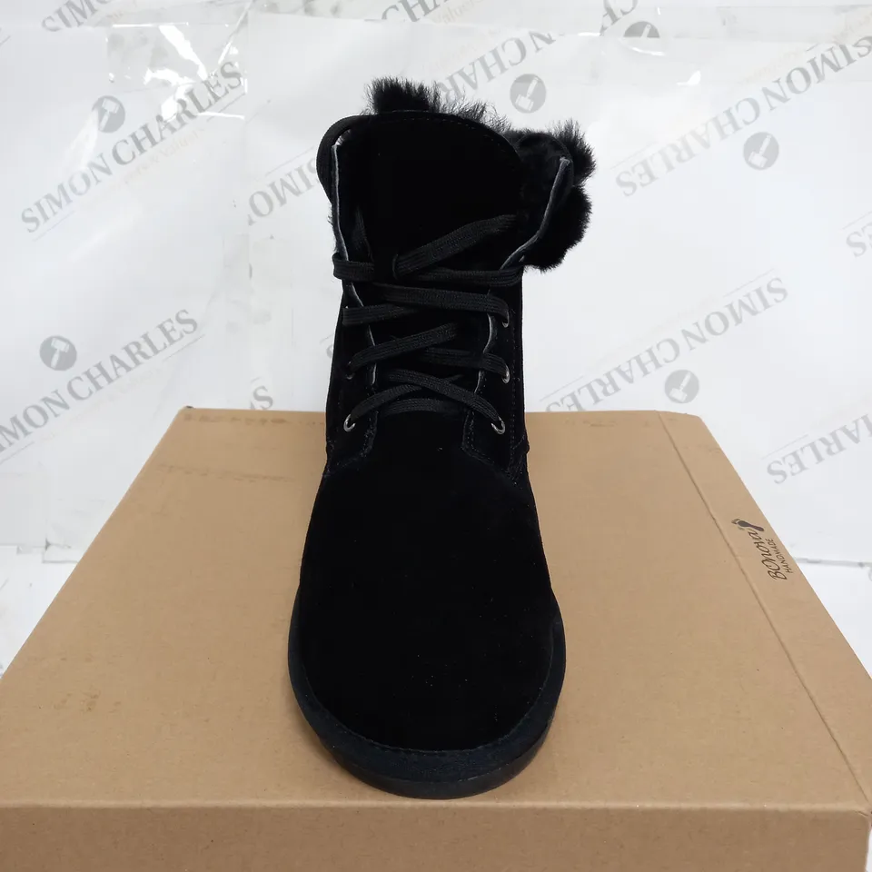 BOXED BONOVA SHEEP SKIN FUR CUFF BLACK BOOTS - SIZE 8