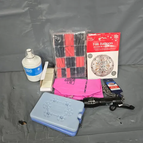 APPROXIMATELY 12 ASSORTED HOUSEHOLD ITEMS TO INCLUDE TORCH, FOIL BALLOON, RAZOR BLADES, ETC - COLLECTION ONLY