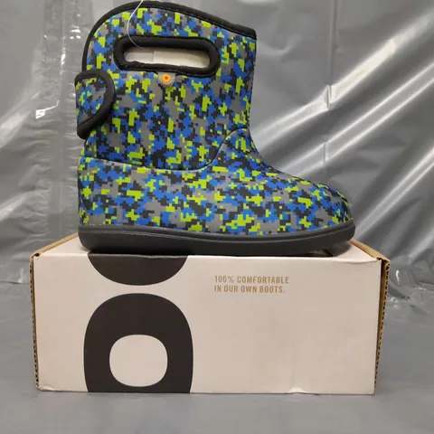 BOXED PAIR OF BOGS II DMAZE KIDS SHOES IN BLACK/GREEN/BLUE MULTI UK SIZE 9