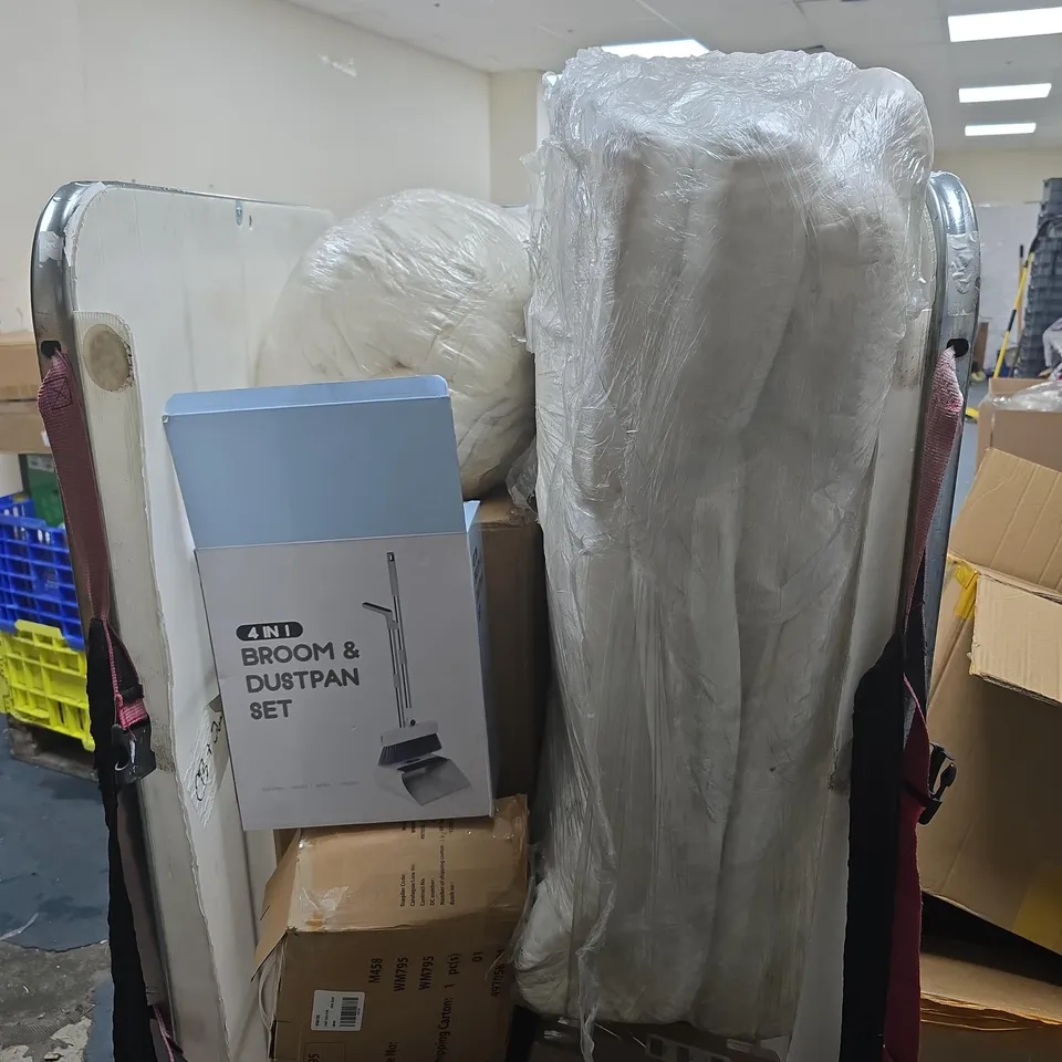 CAGE OF APPROXIMATELY 8 ASSORTED HOUSEHOLD ITEMS TO INCLUDE MATTRESS TOPPER ETC