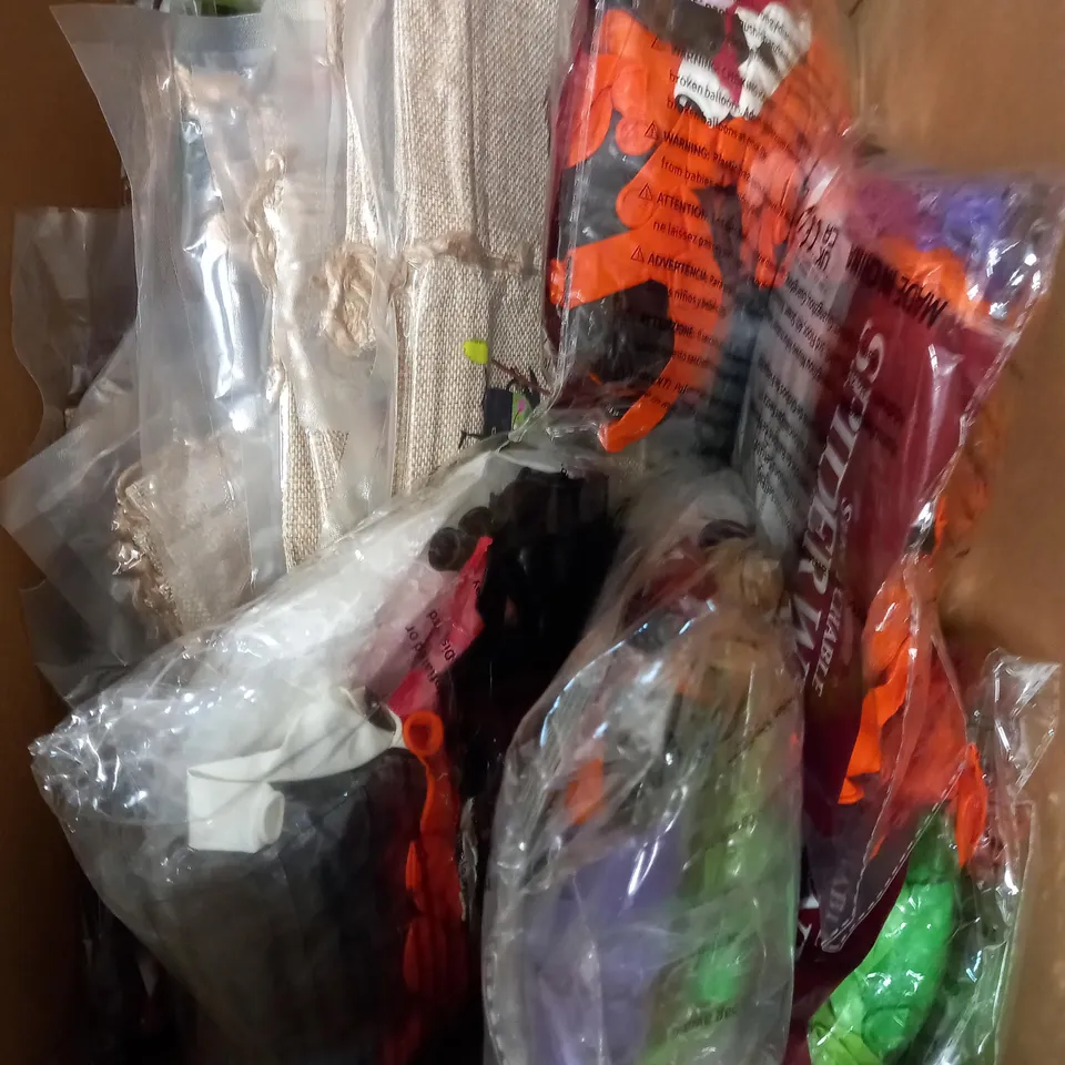 BOX OF APPROXIMATELY 20 ASSORTED HALLOWEEN THEMED CELEBRATORY & PARTY ITEMS TO INCLUDE TRICK OR TREAT BAGS, BALLOONS, DECORATIONS ETC	