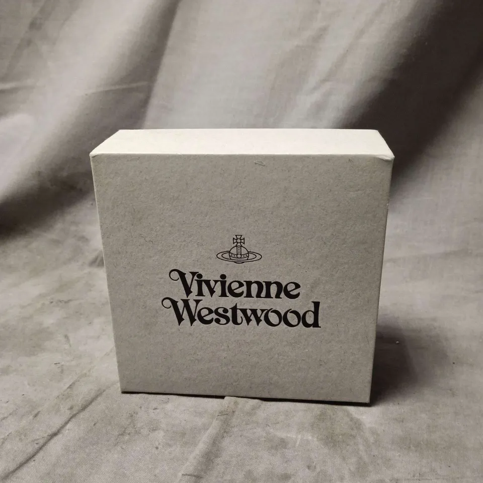 VIVIENNE WESTWOOD PEARL BRACELET WITH ORB CLASP – BOXED WITH POUCH