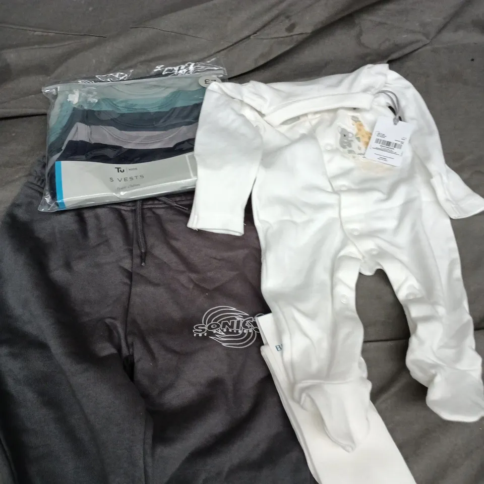 BOX OF APPROXIMATELY 25 ASSORTED KIDS CLOTHING PRODUCTS IN VARIOUS SIZES TO INCLUDE T-SHIRTS, PANTS, SHORTS ETC