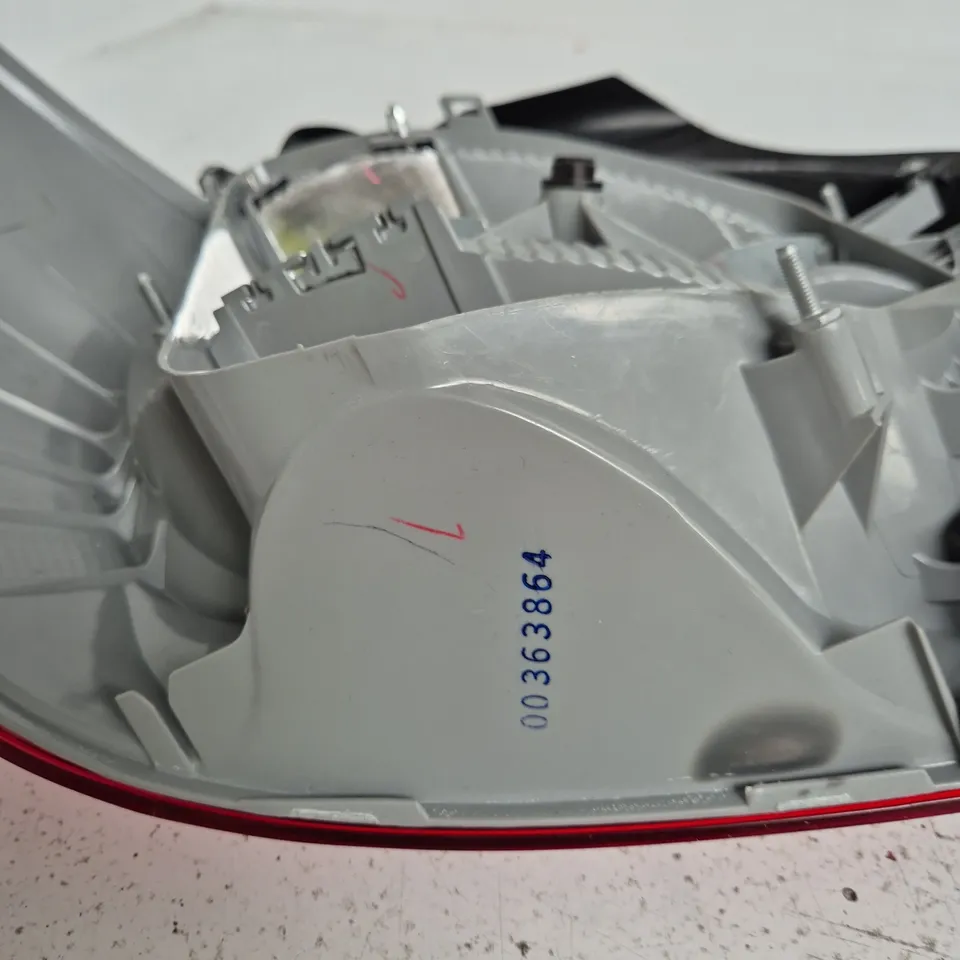 SUSPECTED MERCEDES-BENZ GLA RIGHT REAR TAIL LIGHT