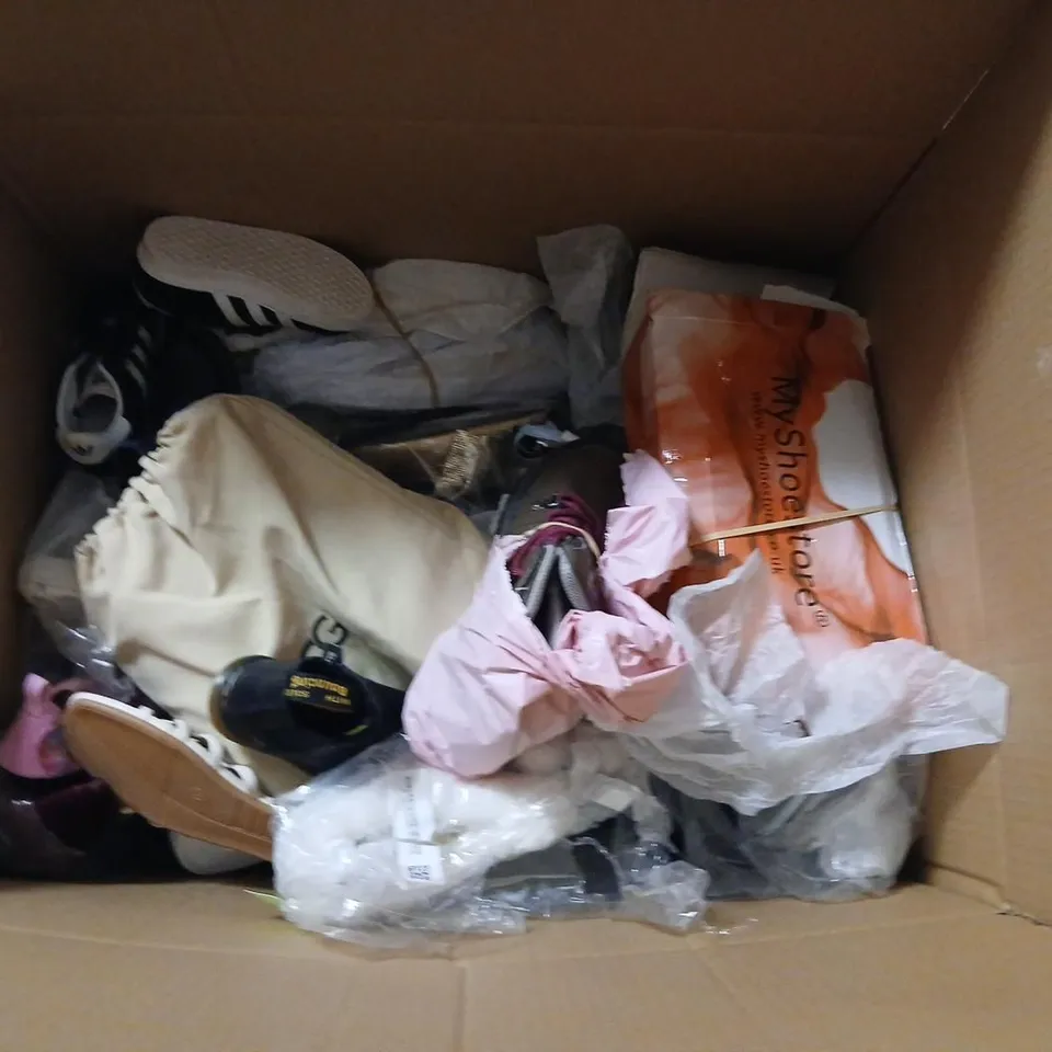 APPROXIMATELY 20 PAIRS OF ASSORTED FOOTWEAR