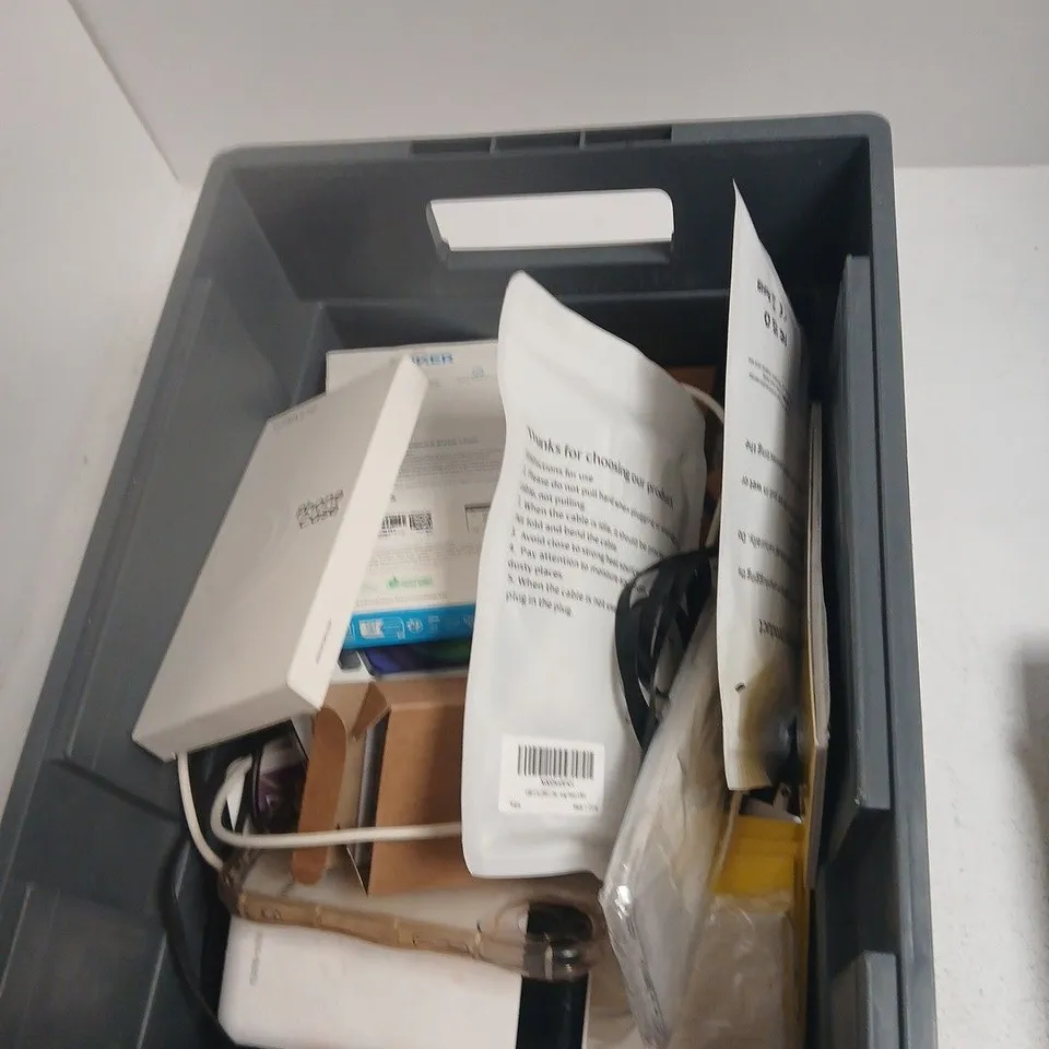 TOTE OF APPROXIMATELY 15 ASSORTED TECH ITEMS TO INCLUDE: ASSORTED SCREEN PROTECTORS 