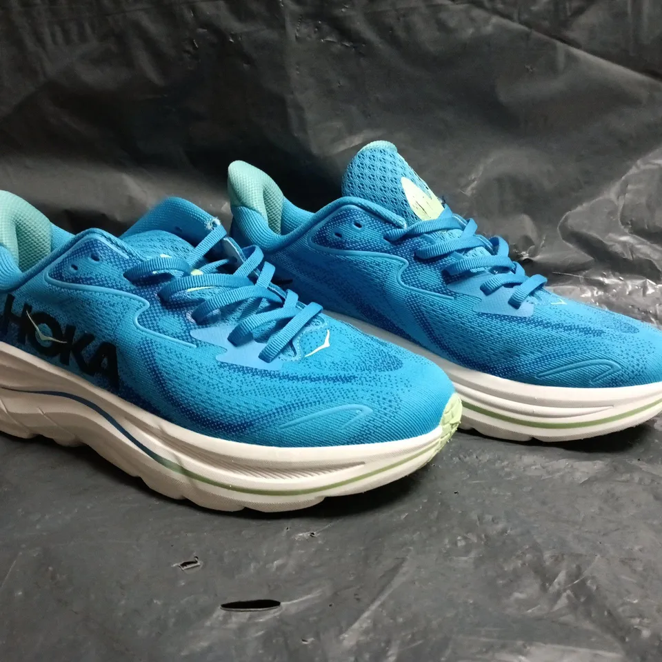 PAIR OF HOKA CLIFTON 10 TRAINERS IN BLUE/MINT SIZE UK 8