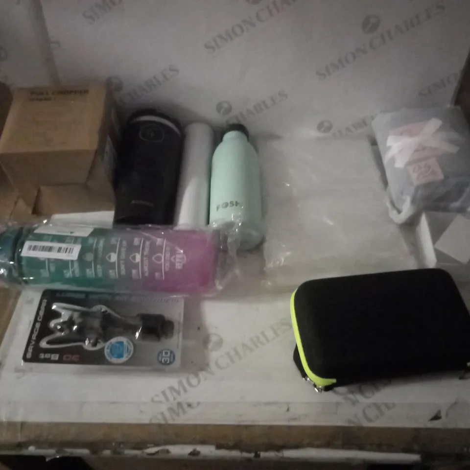 GROUP OF APPROX 10 ASSORTED ITEMS TO INCLUDE BOTTLES, TRAVEL CUP, PULL CHOPPER ETC