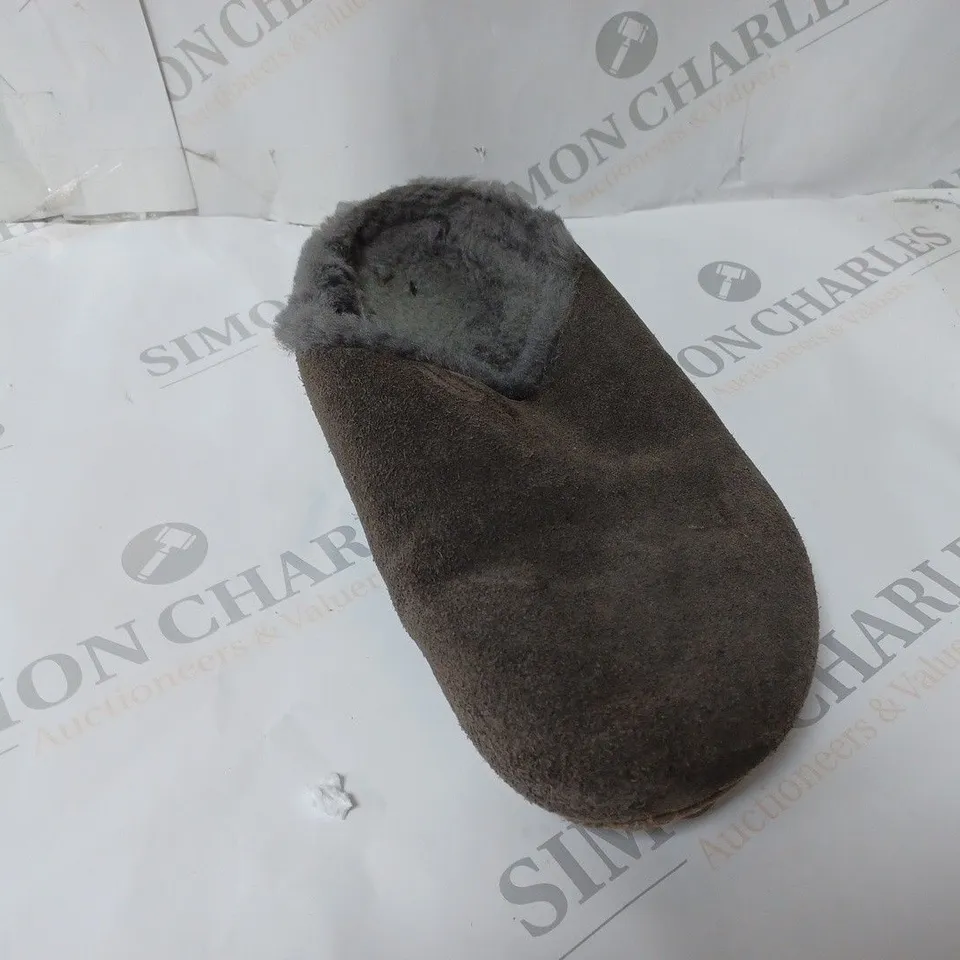PAIR OF EMU AUSTRALIA SLIP-ON MULE STYLE FAUX FUR LINED SLIPPERS IN CHARCOAL, UK SIZE 6