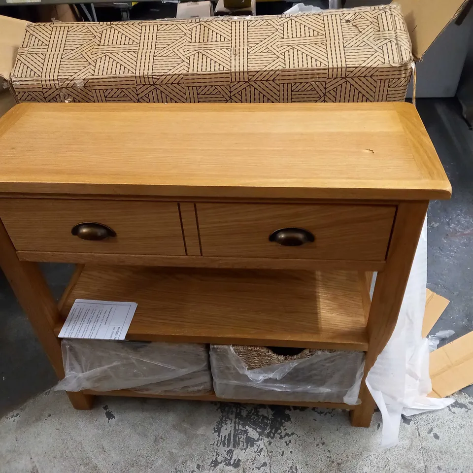 BOXED WILTSHIRE OAK CONSOLE TABLE WITH 2 STORAGE BASKETS