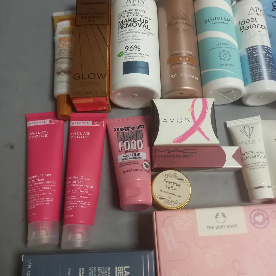 LOT OF APPROXIMATELY 20 ASSORTED HEALTH AND BEAUTY ITEMS TO INCLUDE TANNING LIQUID, COLOUR HAIR MASK, SKINCARE GIFT SET AND GLOW MOISTURIZER
